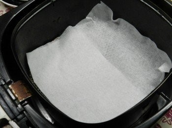 step8: 飛利浦氣炸鍋內鍋鋪上一張烘焙紙