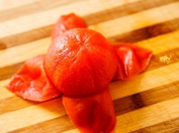 step4: 接著就能很輕鬆的剝掉番茄的果皮了，下次試試看吧。