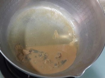 step3: 以小火加熱牛奶，加入糖A，並放入茶包繼續以小火煮二分鐘，邊輕壓茶包，熄火後連茶包放置一旁備用