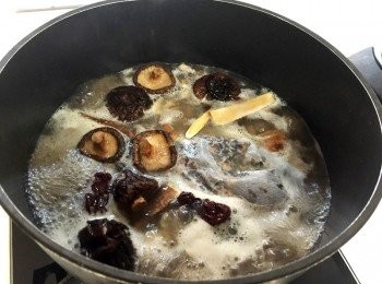 step4: 準備湯鍋，倒入豚骨高湯、豬小排骨、乾香菇、中藥材，煮滾後關中小火燉30分鐘。