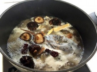step4: 準備湯鍋，倒入豚骨高湯、豬小排骨、乾香菇、中藥材，煮滾後關中小火燉30分鐘。