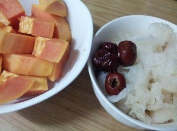 step1: 準備材料 : 木瓜 ( 去皮去籽切塊 ) ; 紅棗   ( 去籽 ) ; 白木耳  ( 洗淨浸泡後撕成小塊 )