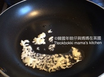 step3: 熱鑊下油放蒜蓉炒香，
