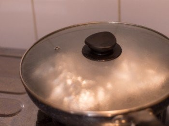 step10: 水滾後蓋好，繼續用中火煮15分鐘後即成 (小心打開錫紙包時之蒸汽會燙手)