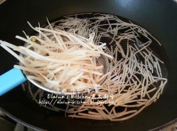 step1: 銀芽用油鹽水灼3分鐘後隔去水份