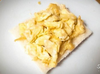 step4: 蛋加少許鹽打散 , 煎好舖到土司上 , 把另一片蓋上