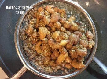 step4: 用漏勺瀝乾花生堅果的油，放入鋪好烘培紙的長方形烤盤中，用鍋鏟背面先壓平糖