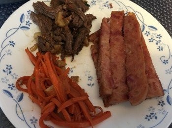 step2: 將午餐肉煎至金黃色，取起。紅蘿蔔渣乾水略略炒到至軟身，取起。牛肉炒熟，取起。