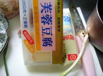 step1: 將桂冠芙蓉豆腐切成小片備用 蔥切末、蛋洗淨後煮成水煮蛋