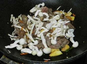 step4: 加入菇類拌炒