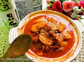 step5: 起鍋撒上熟白芝麻，簡簡單單超級下飯的泡菜炒年糕完成嚕!這時來杯小酒!人生的小確幸就是如此簡單~