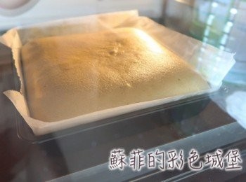 step8: 將方型模放入預熱好的烤箱裡，用170度烤10分鐘，160度烤20分鐘，150度烤30分鐘。（若烤箱可調上下火溫度，建議只開上火再多烤5分鐘，表面就可以不會脫皮噢！）