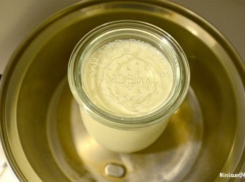 step3: 攪拌均勻後,容器蓋上蓋子，放入電鍋底下用架子墊著,倒入半杯水