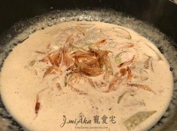 step5: 清洗乾淨鑊面，不下油以中小火炒香洋蔥至香味溢出，倒入3湯匙熱水和淡忌廉煮滾，加黑胡椒及鱈魚粉調味，放入櫻花蝦略煮就可以落（3）意粉拌勻，轉大火收乾獻汁，放在碟上，（如圖）放上兩隻心形大蝦即成。