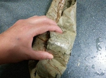 step17: 再將右邊覆去中間(必須用手按實固定糯米餡料位置)