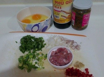 step1: 主要<span class="group_1">食材</span>:將蔥切蔥花，九層塔切細末，洋蔥切細丁，紅蔥頭切細末，辣椒切細末，香茅切細末