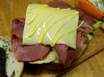 step5: 鋪上起司，再擠上蜂蜜芥末醬!!!