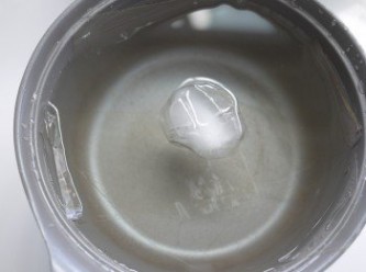 step6: 吉利丁片分散泡入冰水中。