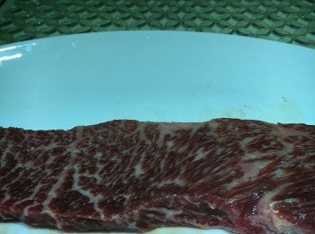 step1: 材料:(2人份量)
韓牛(肉眼）1 件（半吋厚約200g)
飯2碗（我喜歡用紅米飯）
粟米粒 1/2罐
馬蘇里拉芝士碎 (Mozzarella Cheese) 100g
海鹽  適量
黑椒碎  適量
什香草 適量
紅酒 適量