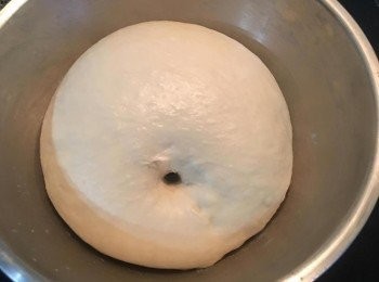 step4: 第一次發酵約30-45分鐘(時間長短取決於室內溫度的高低), 當麵糰漲大到兩倍大時,可以將手指沾濕後戳入麵糰,如不會回縮則表示麵糰已完成發酵. 接著手握拳,輕壓麵糰將空氣排出.