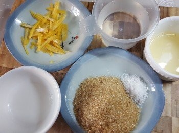 step2: 預備好西檸汁料(可以先用3湯匙砂糖將汁料拌勻,當煮滾後試味,如不夠甜才加多1湯匙砂糖)