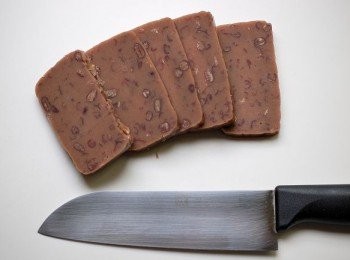 step1: 將紅豆年糕片成0.5公分的薄片。