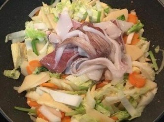 step7: 接著放入白菜或高麗菜加一匙鹽ㄧ起炒軟，接著在鍋中間撥出ㄧ個位置，放入切好的花枝或透抽炒半熟。