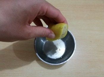 step2: 把檸檬榨汁。