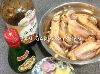 step1: <a href="https://bit.ly/3zHU5V3" target="_blank" data-keyword="雞翼" class="guide-link"><strong>雞翼</strong></a> <span style="display:inline-block;vertical-align:middle;margin-top:-3px;color:initial;border-radius:3px;padding:2px 3px;font-size:12px;line-height:14px;background:#87d300;color:#fff;">即買</span> 洗淨印乾水，每隻於底部用小刀割一下容易入味，最少醃30分鐘 。