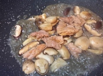 step8: 加入1/3碗水，水滾蓋蓋細火煮2-3分鐘