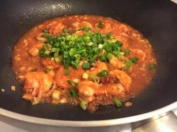 step4: 將大白蝦及蔥綠依序放入鍋中，拌炒30秒後關火，不馬上盛盤，利用鍋中餘溫讓白蝦熟透不至於過老