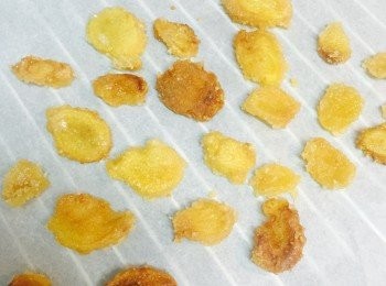 step4: 煮至薑片呈透明，糖漿成結晶狀後熄火。逐片分開放在烘焙紙上放涼即成。