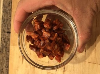 step5: 在我的媽媽食譜裏, 她會加入葡國臘腸 ( 或叫西洋臘腸). 由於在香港較為困難買到葡國臘腸 , 所以我改用了西班牙臘腸 ( Chorizo ).西班牙臘腸 在各大型的超級市場圴有發售. 我通常會切大約4至5片薄片, 然後切粒, 在收火前5分鐘放進湯內煮.