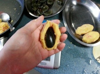 step11: 將綠豆蓉包入1份皮蛋搓成長形共10份,放入雪櫃備用(包皮蛋時,將皮蛋芯向下就會易包好多)