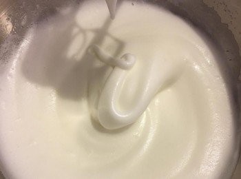 step3: 取另一個盆子，將蛋白打發至濕性發泡，細砂糖可分兩次倒入（一共45g)