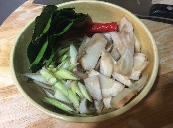 step1: 香茅及南薑切片後拍出味備用，其他材料洗淨後切好。
蝦去頭去殻，頭及殻留起，蝦肉去腸，在背中間?一刀。
