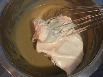 step10: 先舀1/3蛋白霜進蛋黃奶茶糊中，輕輕拌勻。