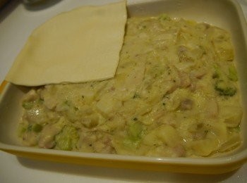 step6: 然後鋪上酥皮~(這是在烘焙材料行買現成的，事先要解凍喔!)