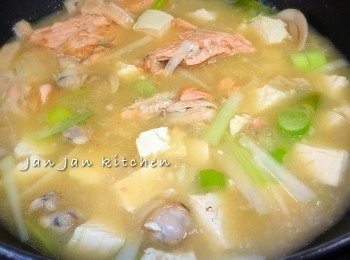 step5: 下味噌及豆腐拌勻多煮5分鐘，下清酒煮1分鐘及蜆肉回鍋即可。
