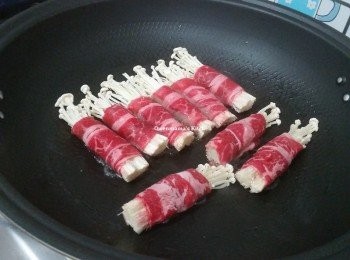 step3: 易潔鑊掃一層薄油燒熱 (不用大多, 因牛會出油),慢火將牛肉卷煎熟, 不要心急, 否則外焦而金菇不熟 (下鑊時接口向下， 煎至定型才轉另一面)