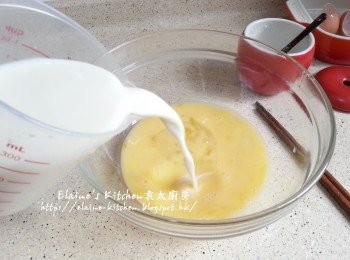 step7: 雞蛋打入碗中拌勻成蛋液 , 加入無糖豆漿及鹽拌勻