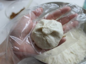 step8: 小心把麵糰收口