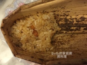 step8: 取2片竹葉折成漏斗狀，舀入米飯至1/3處