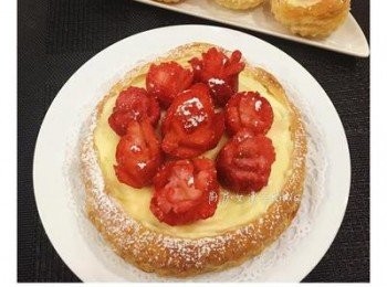 step6: 填入滿滿的馬斯卡彭後，擺上草莓，再撒上少許糖粉，玫瑰草莓派完成。