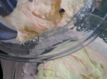 step7: 將忌廉芝士加入淡忌廉內用膠刮拌勻