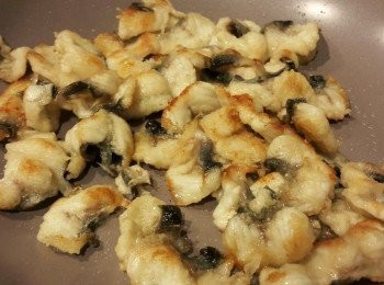 step3: 準備易潔鑊，熱少許油，煎鱔片至金黄色，待一面夠脆才反轉