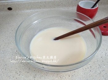 step1: 雞蛋打入碗中拌勻成蛋液 , 加入無糖豆漿及鹽拌勻
