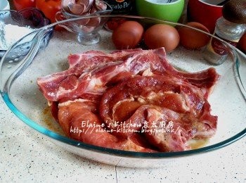 step1: 有骨豬扒用刀背拍鬆兩面 , 加入<span class="group_2">醃料</span>拌勻靜待30分鐘