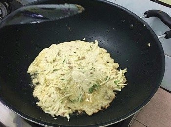 step4: 熱鍋下油，勺一勺下鍋煎