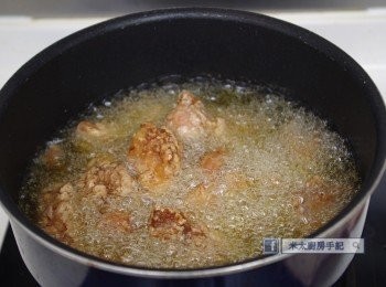 step3: 鍋中燒熱2-3碗油，以中火把雞塊炸成金黃色，撈起，把油再加熱，把雞塊回鍋炸30秒，把油隔去，上碟食用。